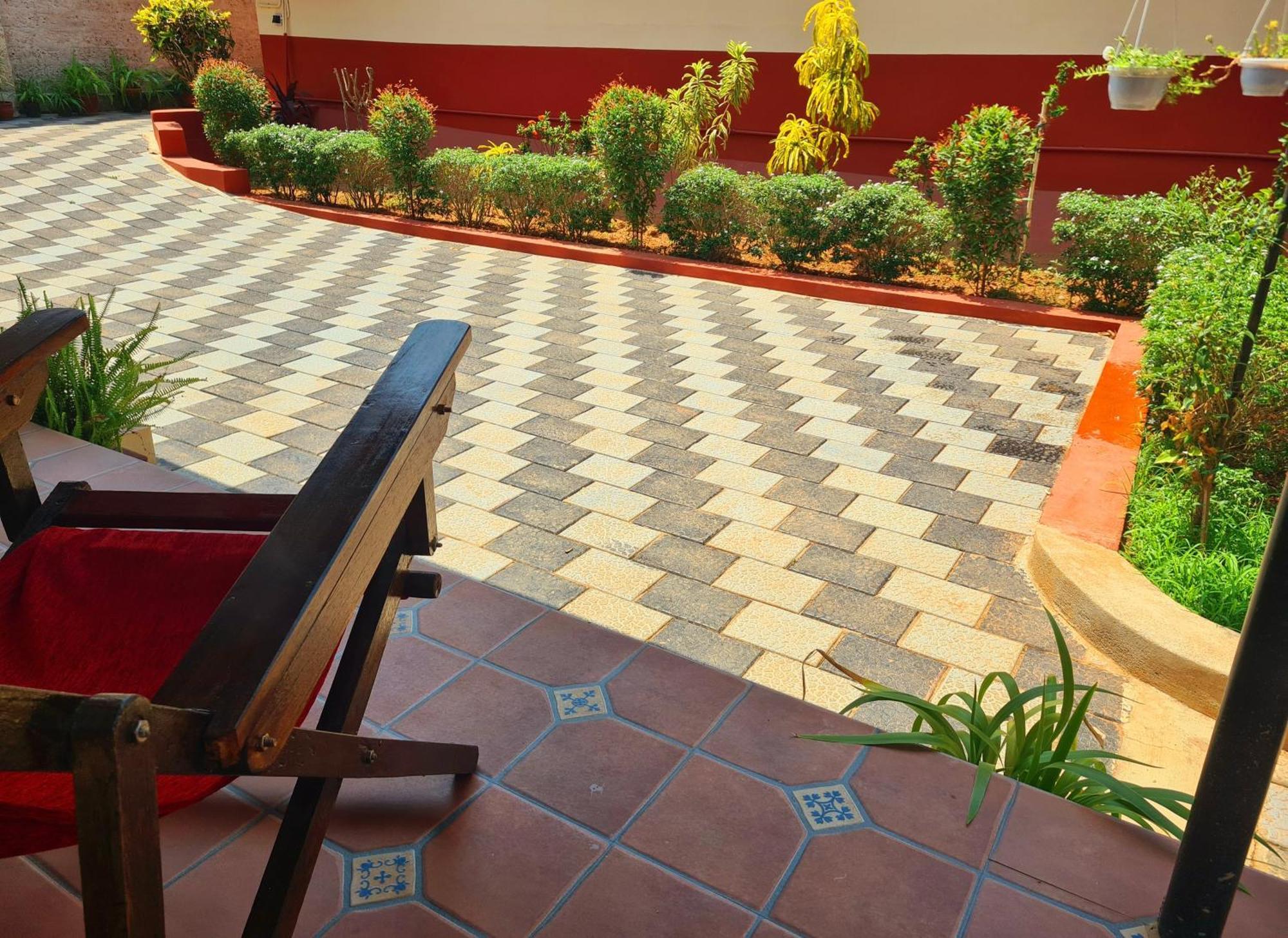 Sunny Smiles Homestay มังคาลอร์ ภายนอก รูปภาพ
