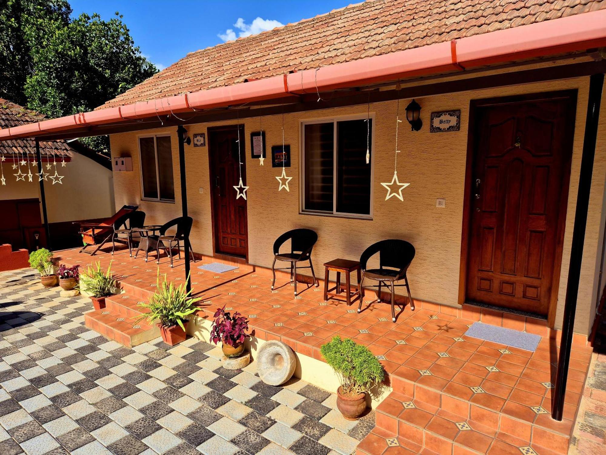 Sunny Smiles Homestay มังคาลอร์ ภายนอก รูปภาพ